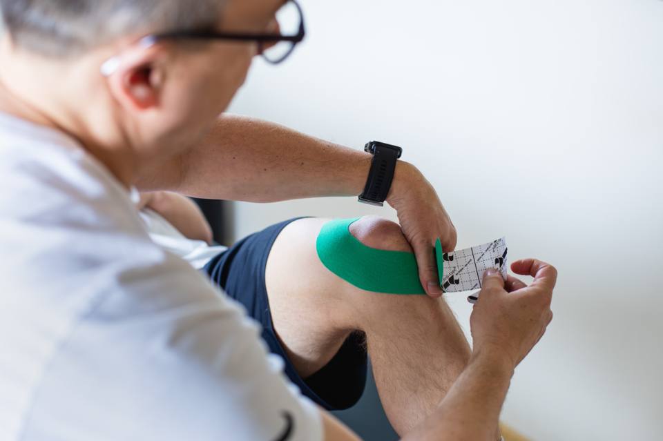 Kinesiotape-Behandlung in der Praxis